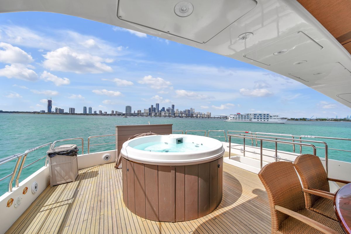 2006 Azimut 100 