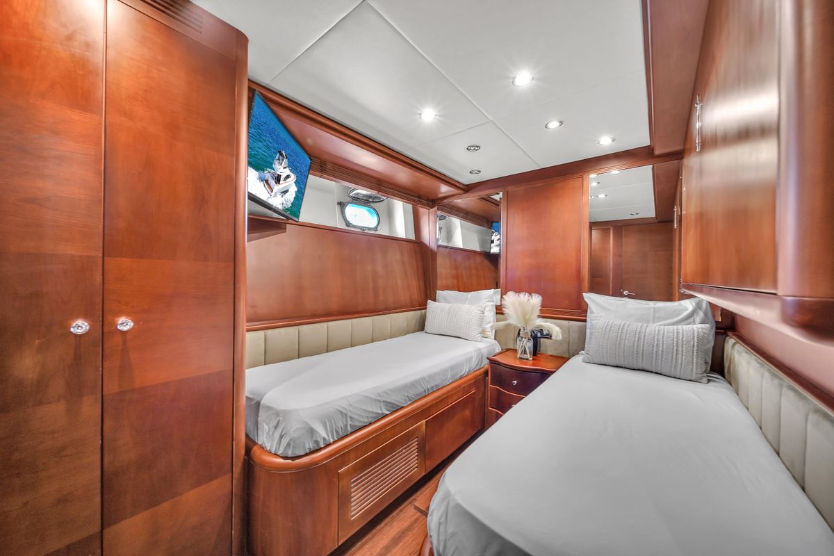2006 Azimut 100 