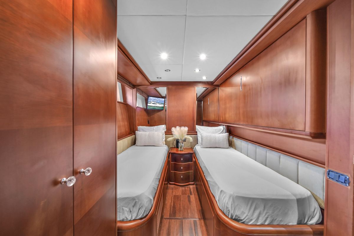 2006 Azimut 100 