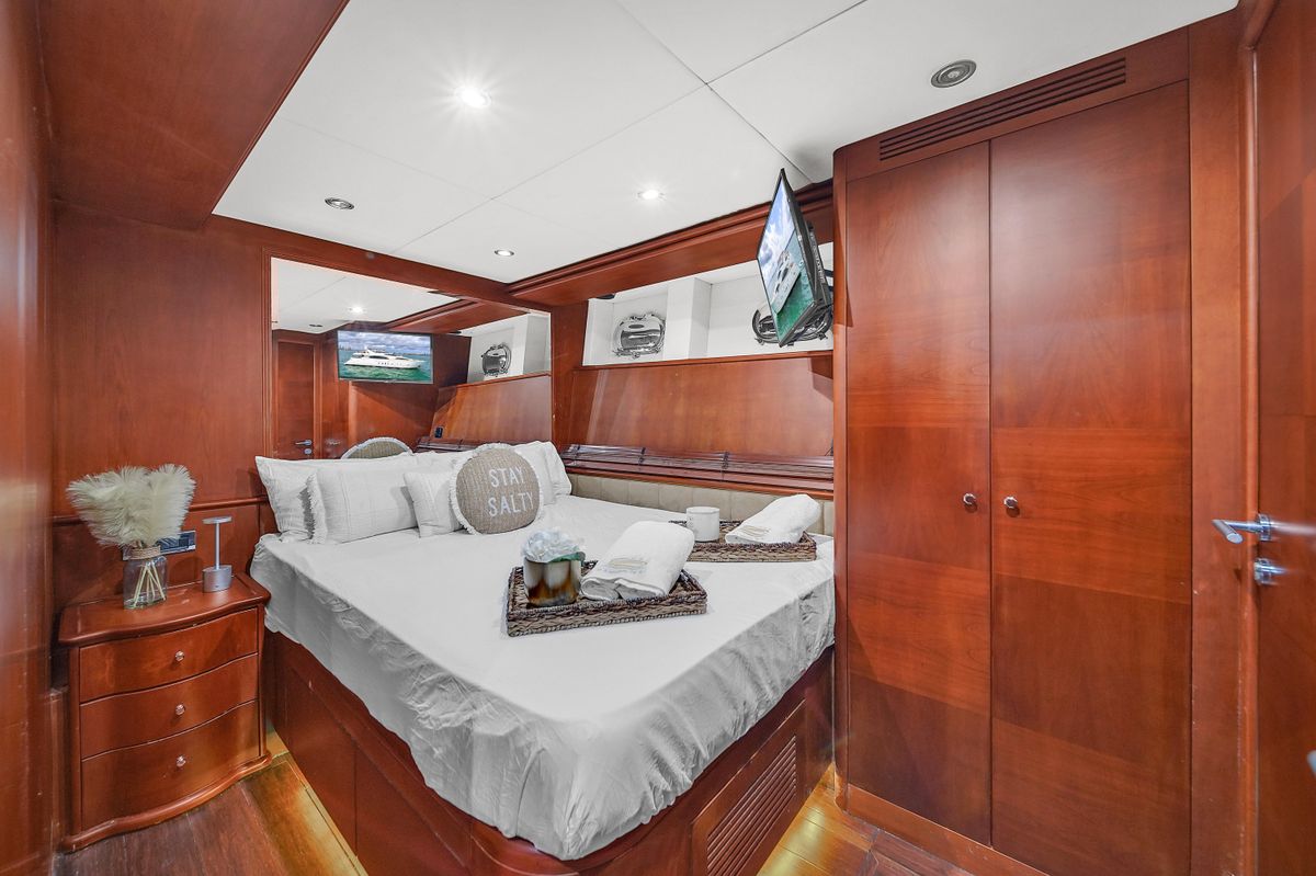 2006 Azimut 100 