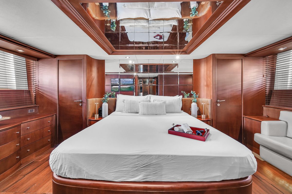 2006 Azimut 100 