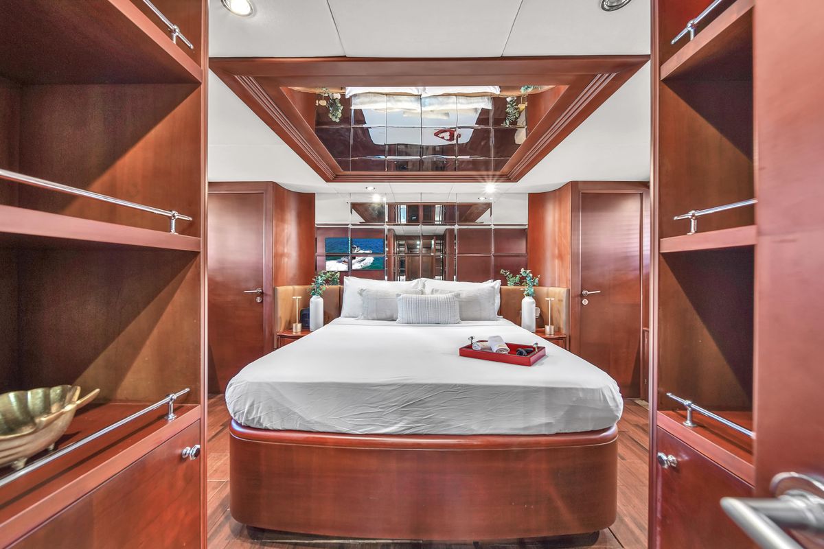 2006 Azimut 100 