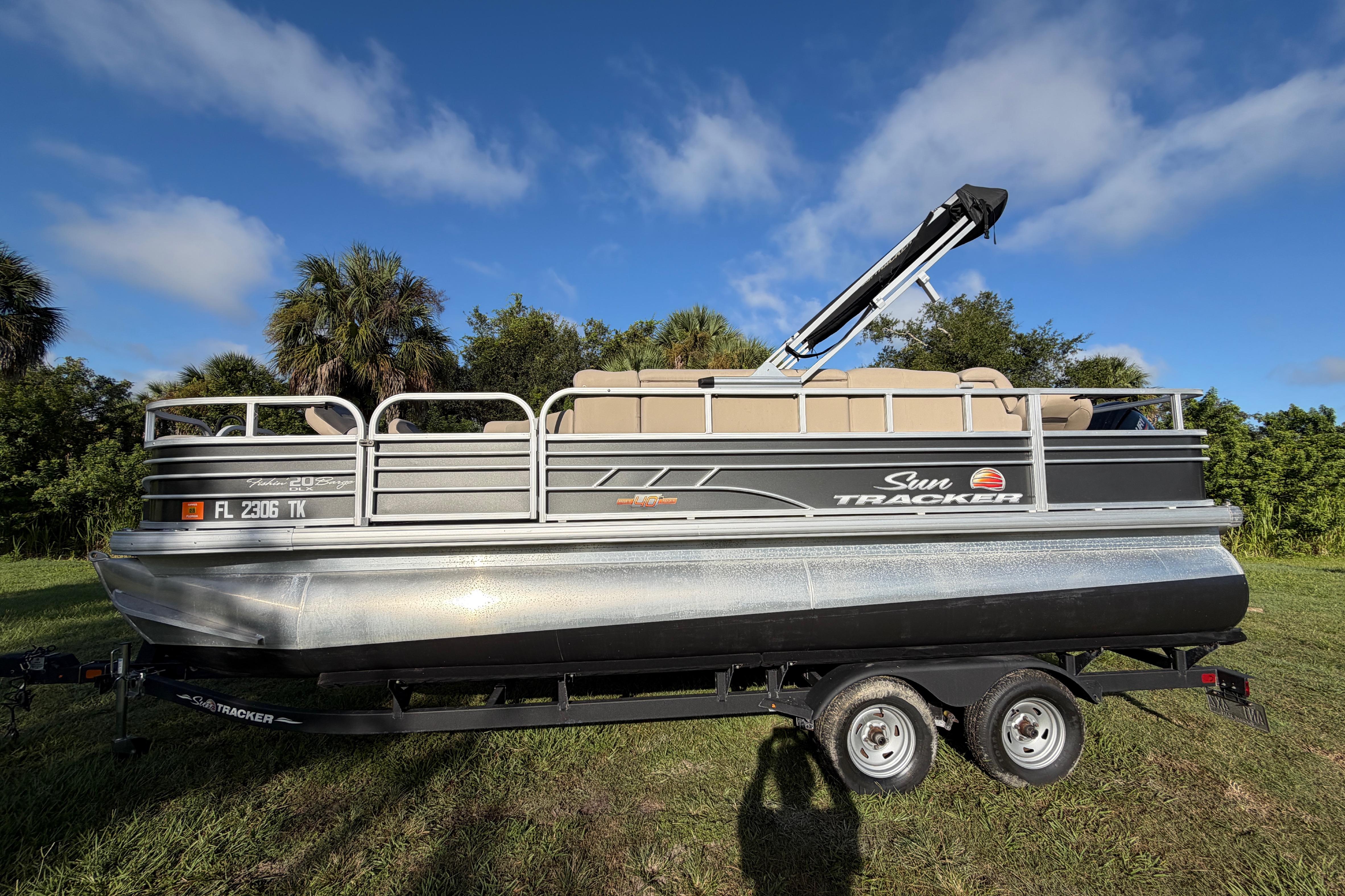 Sun Tracker Fishin' Barge 20 DLX