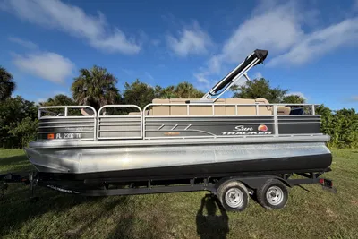 Sun Tracker Fishin' Barge 20 DLX