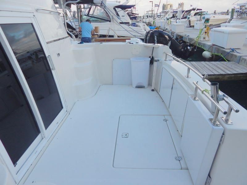 2004 Carver 444 Cockpit Motor Yacht