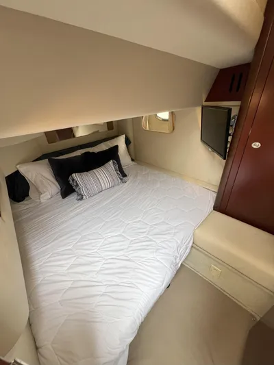 Viva La Vida Yacht Photos Pics Luxurious cabin interior of 2006 Sea Ray 44 Sedan Bridge yacht with cozy bedding.