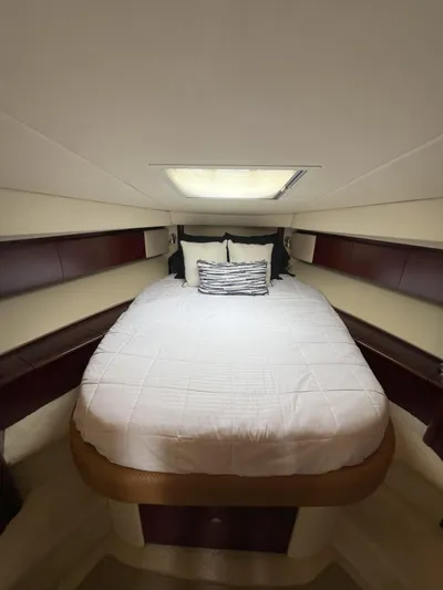 Viva La Vida Yacht Photos Pics 2006 Sea Ray 44 Sedan Bridge bedroom with skylight and cozy bedding.