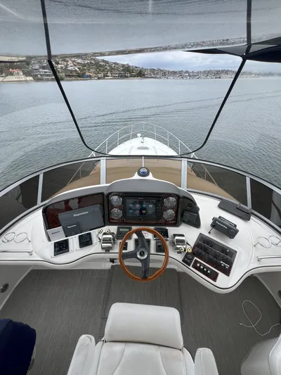 Viva La Vida Yacht Photos Pics 2006 Sea Ray 44 Sedan Bridge helm with panoramic water view.