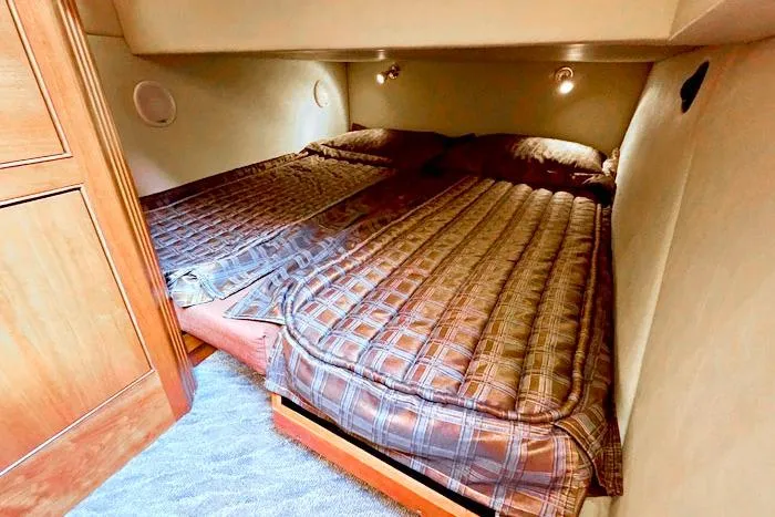  Yacht Photos Pics 2006 Cruisers Yachts 455 Express Motoryacht cabin with twin beds and cozy lighting.