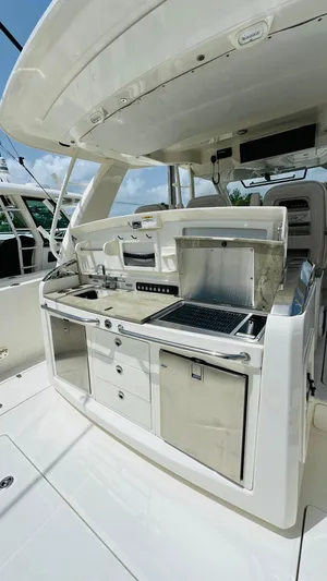 Twin J Yacht Photos Pics Boston Whaler 420 Outrage 2021 boat kitchen with grill and storage.