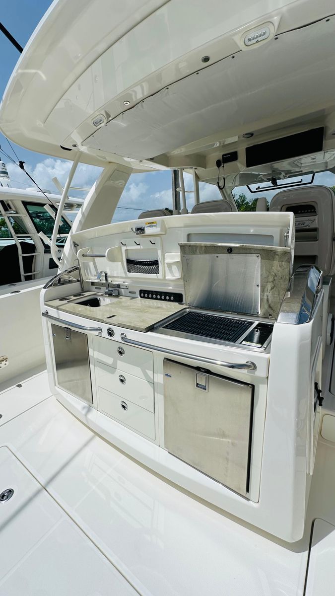 2021 Boston Whaler 42 