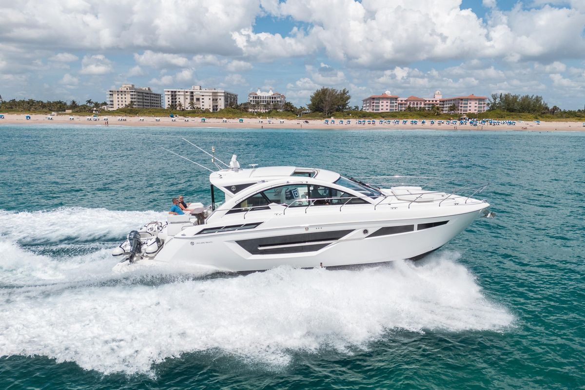 2019 Cruisers Yachts 50 
