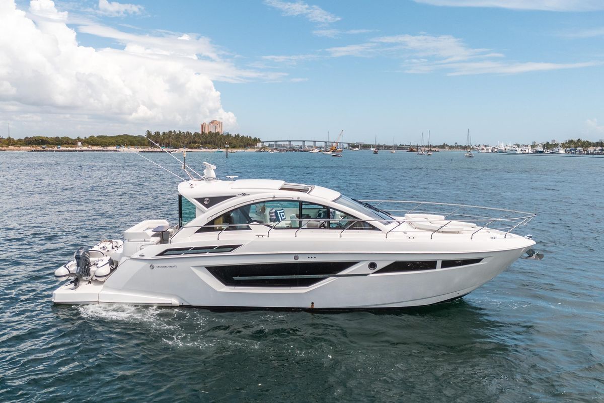 2019 Cruisers Yachts 50 