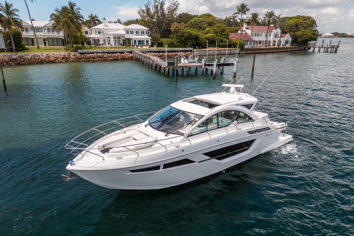 2019 Cruisers Yachts 50 