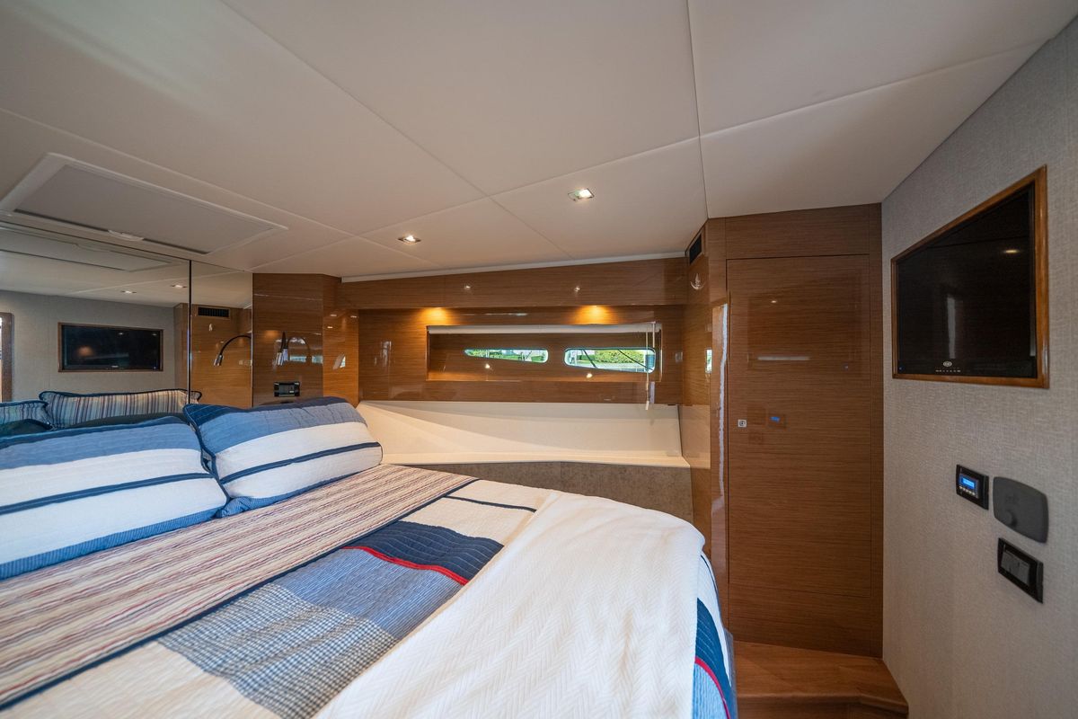 2019 Cruisers Yachts 50 
