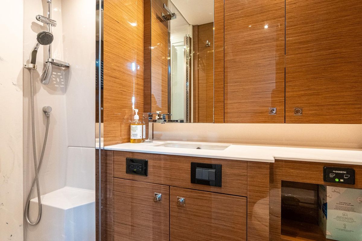 2019 Cruisers Yachts 50 