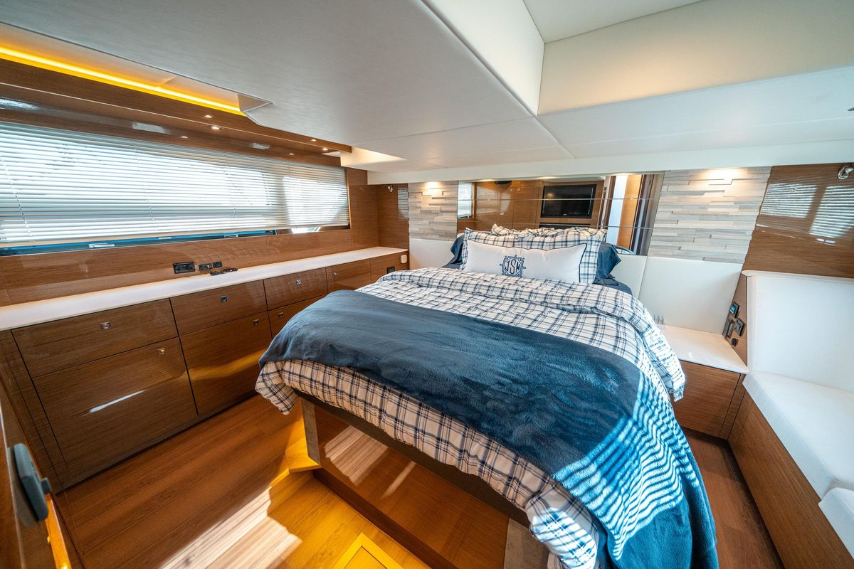 2019 Cruisers Yachts 50 