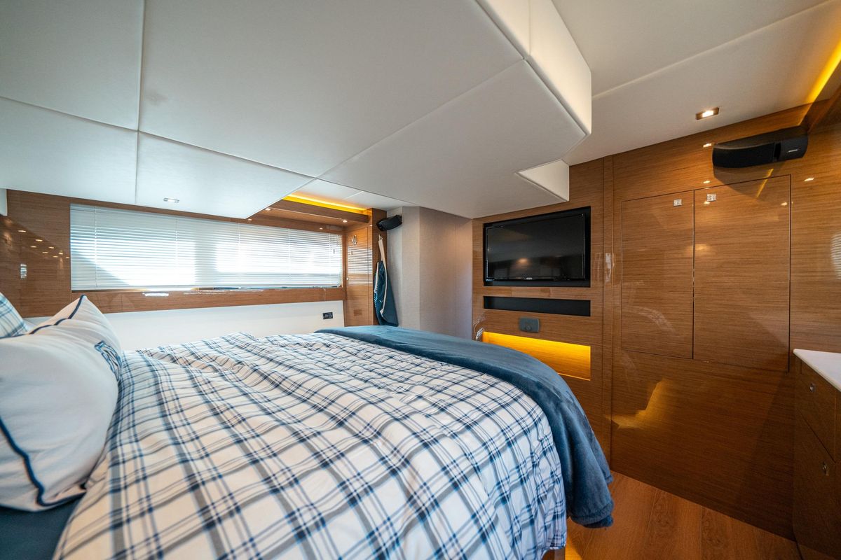 2019 Cruisers Yachts 50 