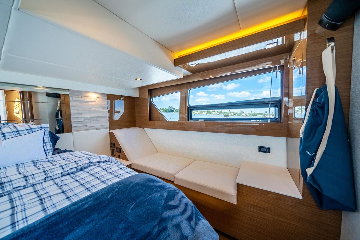 2019 Cruisers Yachts 50 