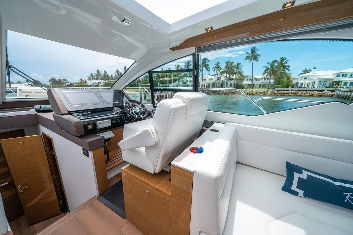 2019 Cruisers Yachts 50 