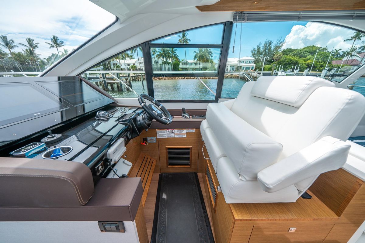 2019 Cruisers Yachts 50 