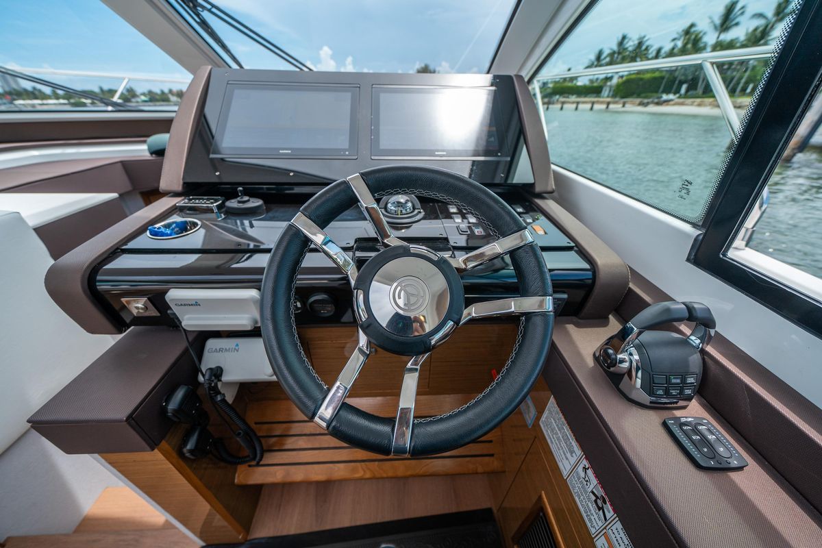2019 Cruisers Yachts 50 