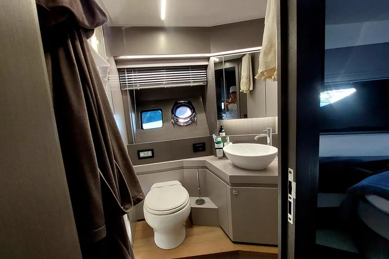 Fiftyfive Yacht Photos Pics 2022 Rizzardi Infive yacht bathroom.
