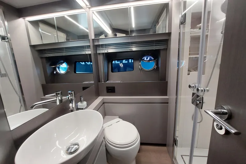 Fiftyfive Yacht Photos Pics 2022 Rizzardi Infive yacht bathroom.