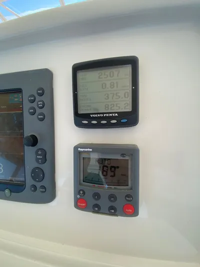 Reelaxing Yacht Photos Pics Starboard engine hours - 825