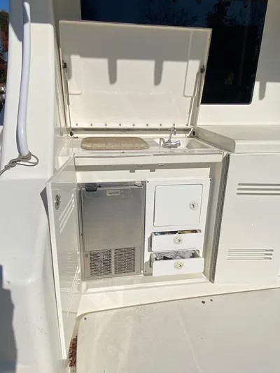Reelaxing Yacht Photos Pics Tackle station with icebox and freshwater sink