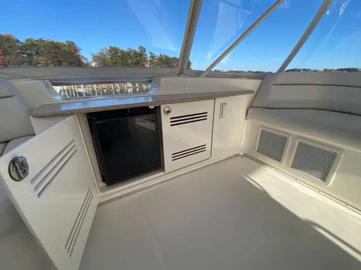 Reelaxing Yacht Photos Pics Bridge refrigerator and bridge AC