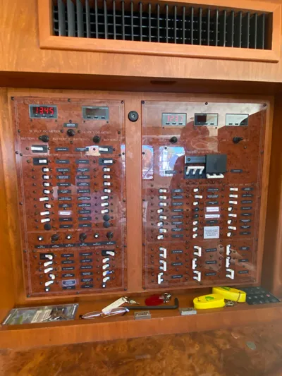 Reelaxing Yacht Photos Pics Salon electrical panel