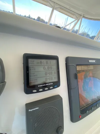 Reelaxing Yacht Photos Pics Port engine hours - 848