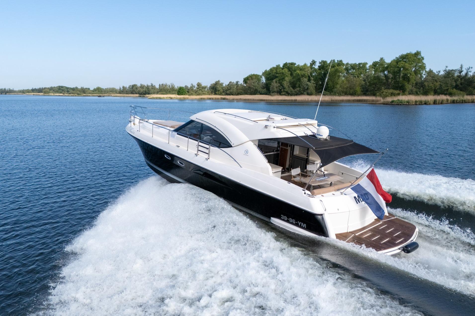 2007 Riviera 4700 Sport Yacht
