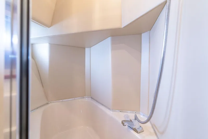 Candykiss Yacht Photos Pics Interior of 2003 Meridian 490 Pilothouse bathroom with modern shower fixtures.