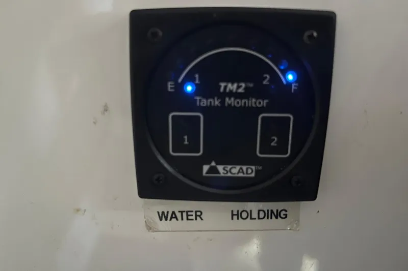 Iffin Yacht Photos Pics Tank monitor display on 2018 Jeanneau NC 895 boat, indicating water holding levels.