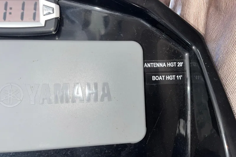 Iffin Yacht Photos Pics Yamaha control panel on 2018 Jeanneau NC 895 boat, showing antenna and boat height.