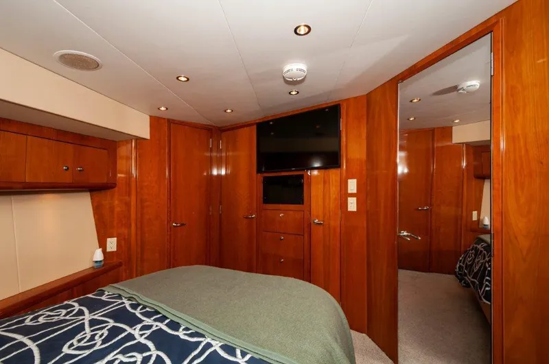 Moontan Yacht Photos Pics 2002 65 Hatteras Convertible Moontan Master Stateroom