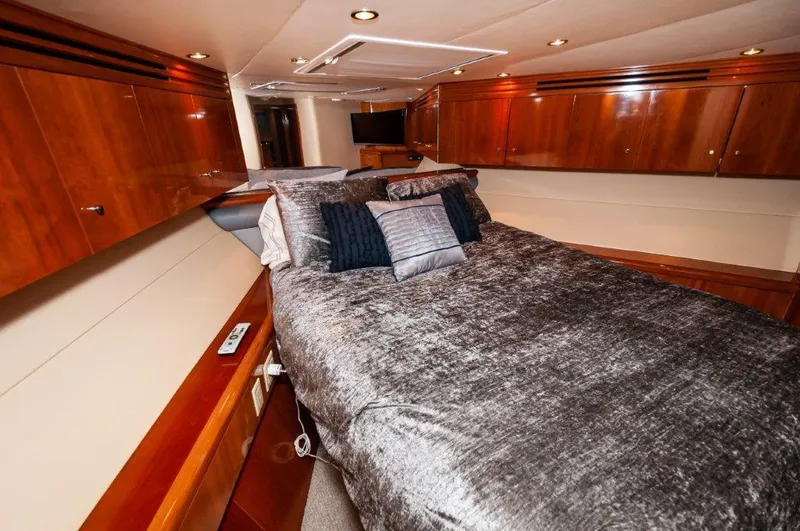 Moontan Yacht Photos Pics 2002 65 Hatteras Convertible Moontan VIP Stateroom