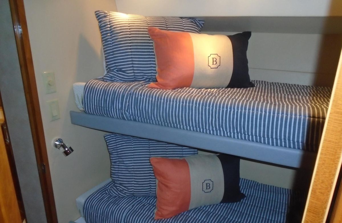 2002 Hatteras 65 