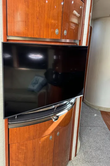  Yacht Photos Pics Flat-screen TV in the cabin of a 2004 Sea Ray 500 Sundancer yacht.