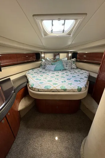  Yacht Photos Pics Luxurious 2004 Sea Ray 500 Sundancer cabin with a cozy bed and skylight.