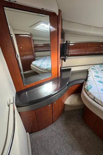  Yacht Photos Pics 2004 Sea Ray 500 Sundancer cabin interior with vanity and bed.