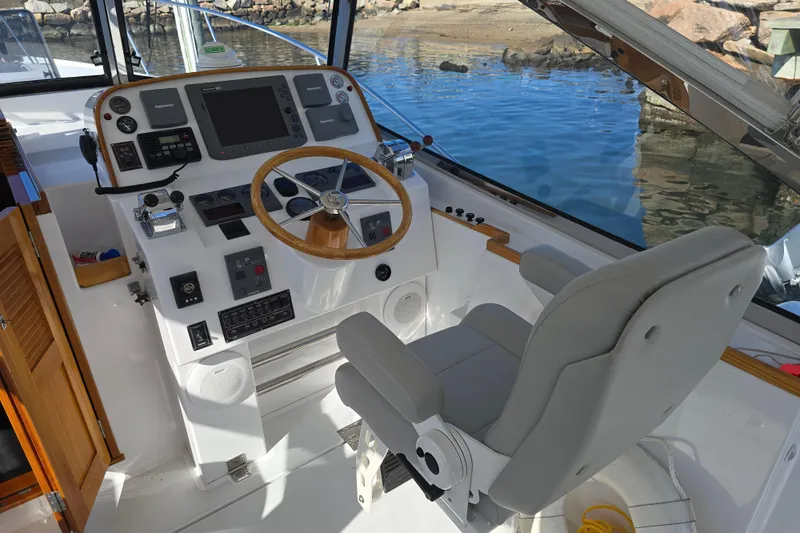 Maestro Yacht Photos Pics Helm of 2006 Lyman-Morse Monhegan 38 Twin Jet with steering wheel and controls.