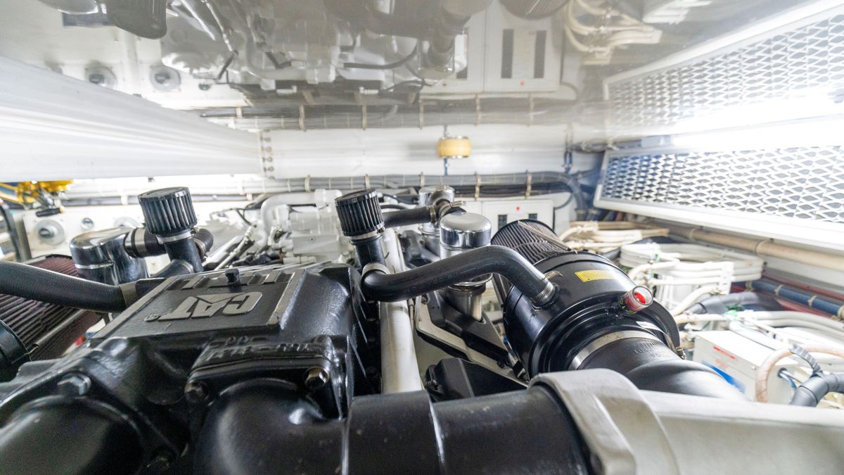 2007 Hatteras 64 