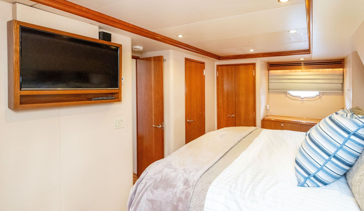 2007 Hatteras 64 