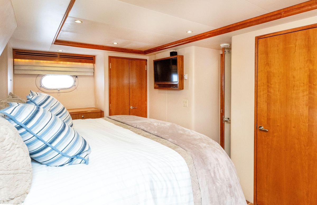 2007 Hatteras 64 