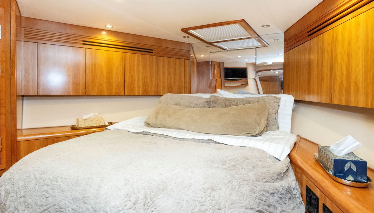 2007 Hatteras 64 
