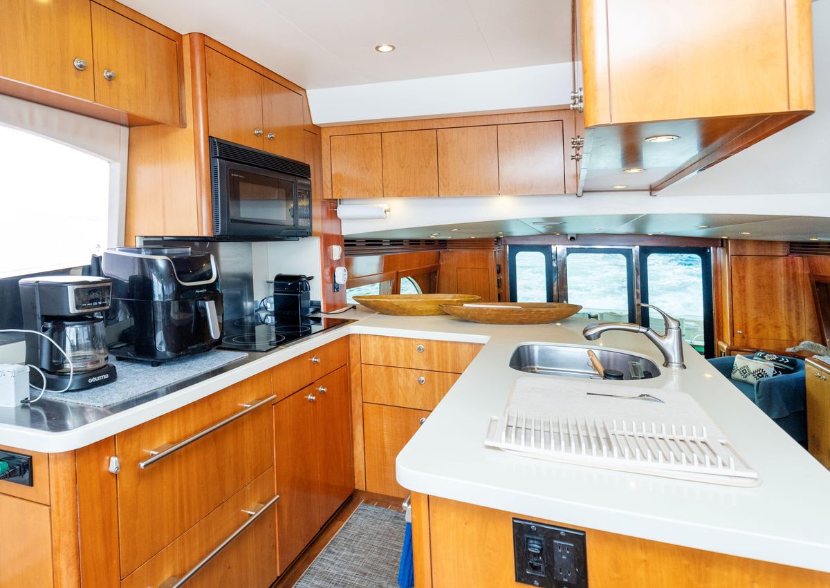 2007 Hatteras 64 