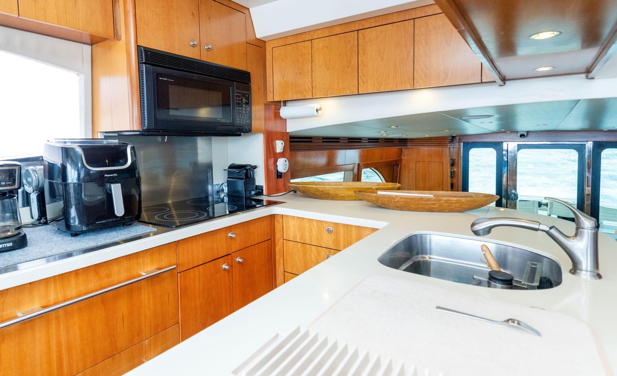 2007 Hatteras 64 